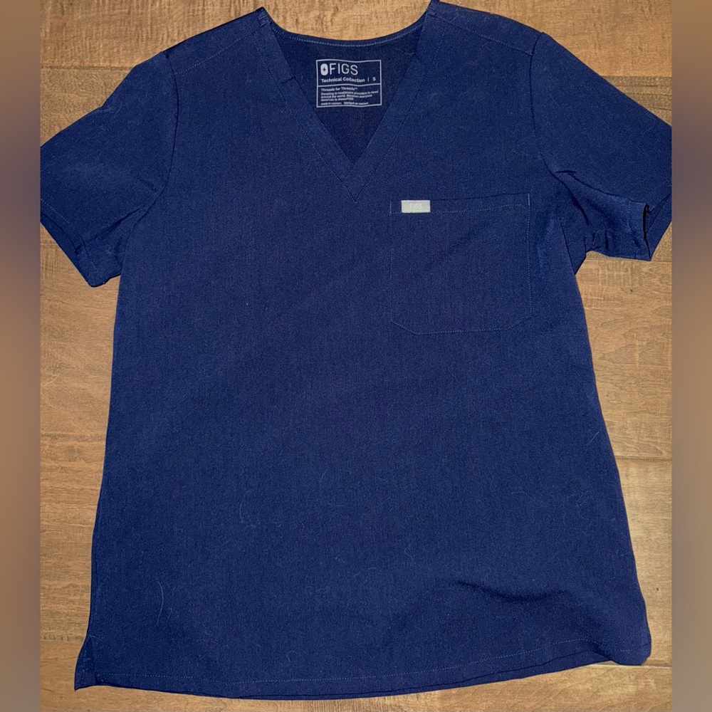 Figs Catarina one pocket scrub top. Navy blue. Size S